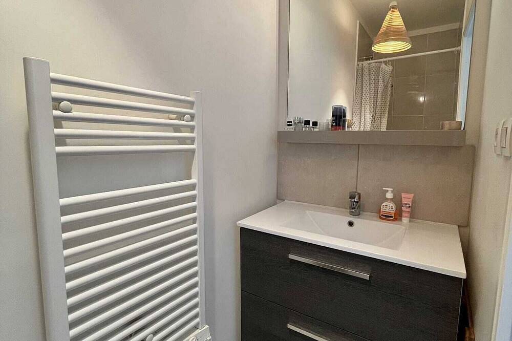 Room and private bathroom + breakfast. 5 min from Paris, 2 min from the lake! in Vincennes, Valle del Marne
