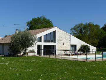 Gîte pour 14 personnes, avec terrasse ainsi que jardin et piscine à Cabariot