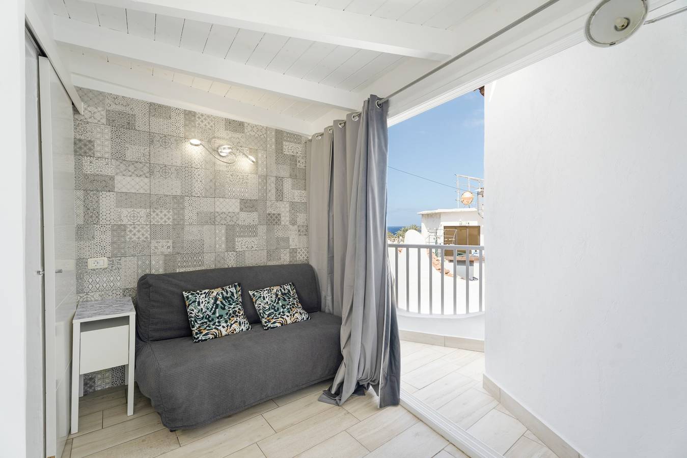 Apartamento entero, Apartamento vacacional 'San Rafael' con vistas al mar, piscina comunitaria y Wi-Fi in Playa de Troya, Tenerife Sur