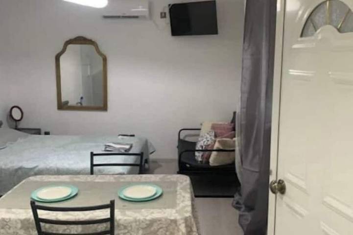 Gîte pour 2 personnes, avec jardin dans Saronida - 4