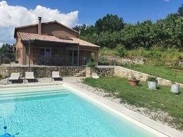 Location de vacances pour 8 personnes, avec jardin et balcon ainsi que vue et piscine à Vesseaux