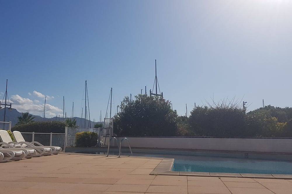 Entire apartment, Beach Studio Superb Terrace facing the marina conveniently placed parking in Hendaye, Bayonne region