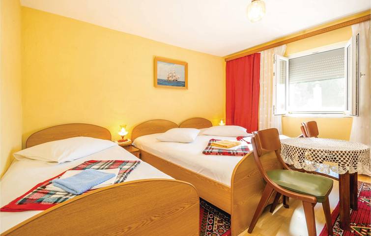 Entire holiday apartment, Cozy Terrace Apartment in Karlobag, 200m to Coastline in Karlobag, Velebit Nature Park