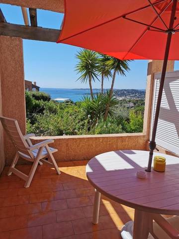 Gîte pour 4 personnes, avec vue ainsi que piscine et terrasse dans Plage Des Elephants