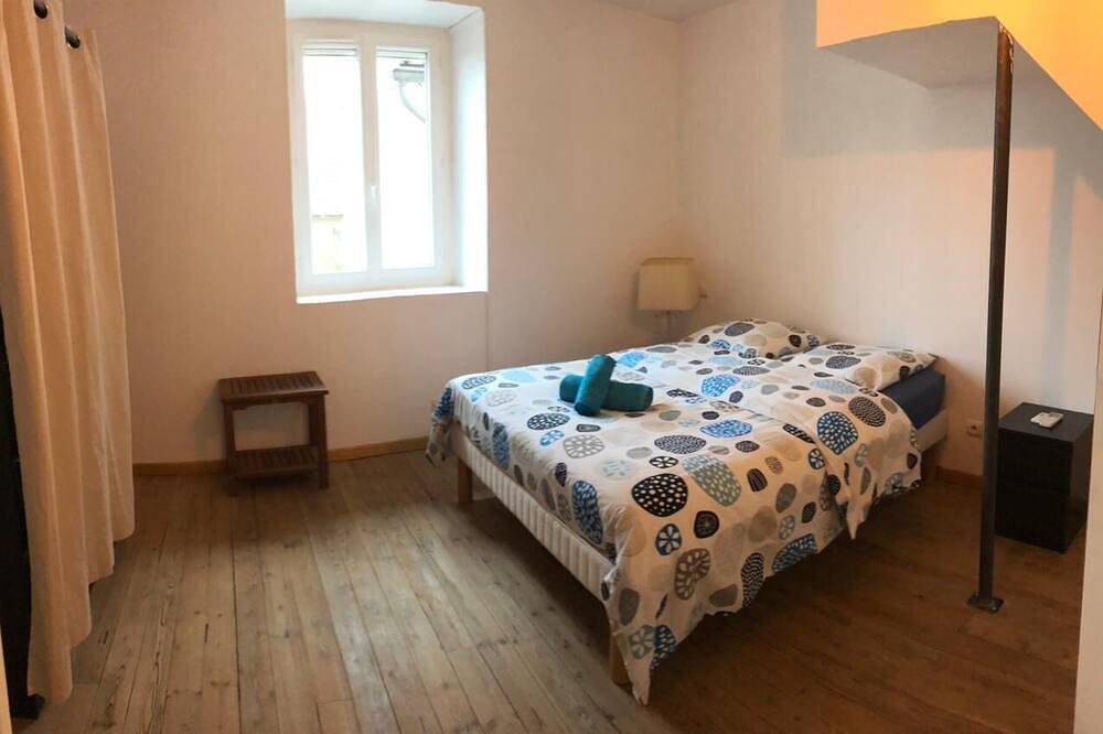 Townhouse with triplex courtyard, quiet location in Montalieu-Vercieu, La Tour-du-Pin und Umgebung