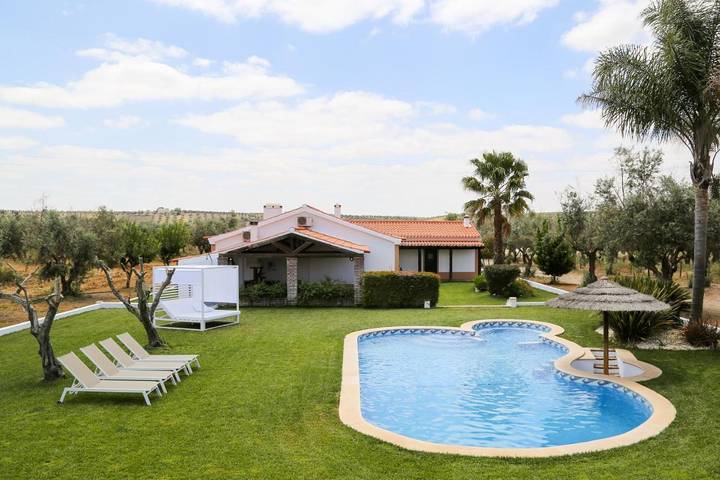 Location de vacances pour 8 personnes, avec piscine et jardin dans Avis