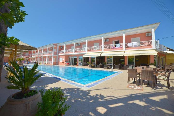Appart’hôtel pour 2 personnes, avec piscine et jardin ainsi que bassin pour enfant et vue, animaux acceptés