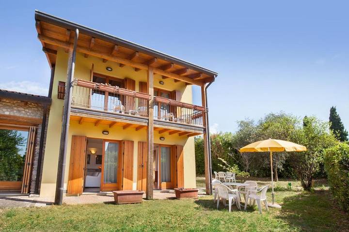 Ferienhaus für 6 Personen, mit Seeblick und Ausblick sowie Balkon und Garten in Garda
