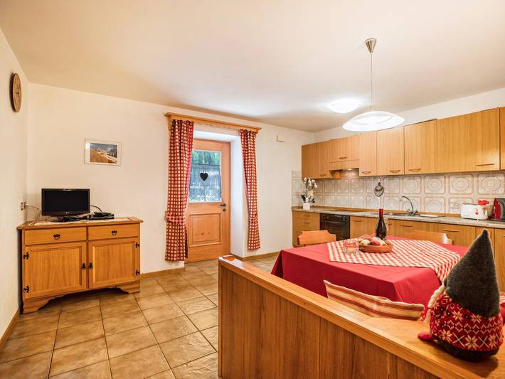Entire apartment, Apartment "Ciasa Lino Sas da le Undesc" with Mountain View & Wi-Fi in Pozza di Fassa, San Giovanni di Fassa