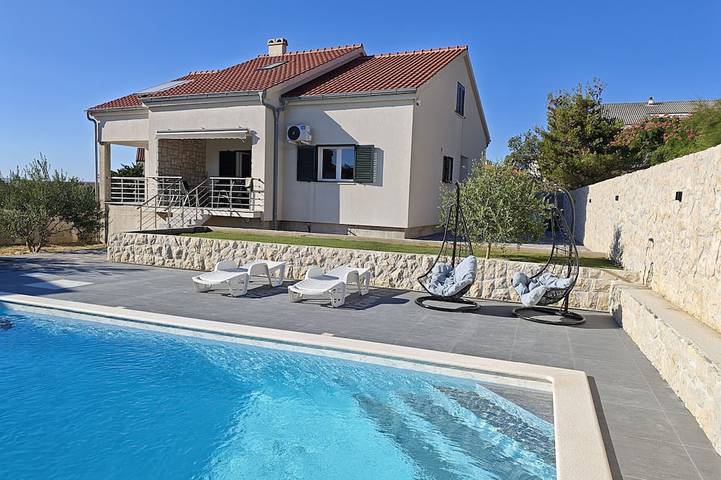 Villa für 8 Personen, mit Balkon und Garten sowie Pool in Povljana
