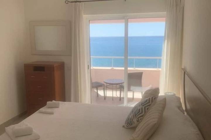 Schöne Villa mit Pool, ruhige Lage mit direktem Meerblick in Luz, Faro Distrikt