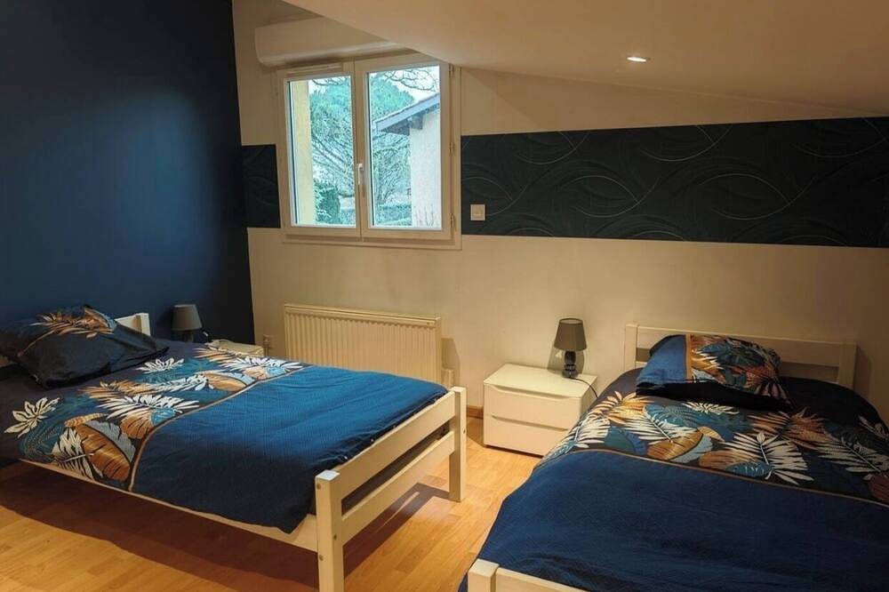 Appartement entier, Appartement 120 m2, 8 couchages tout équipé, parfait pour cour ou long séjour in Genas, Lyon et ses environs