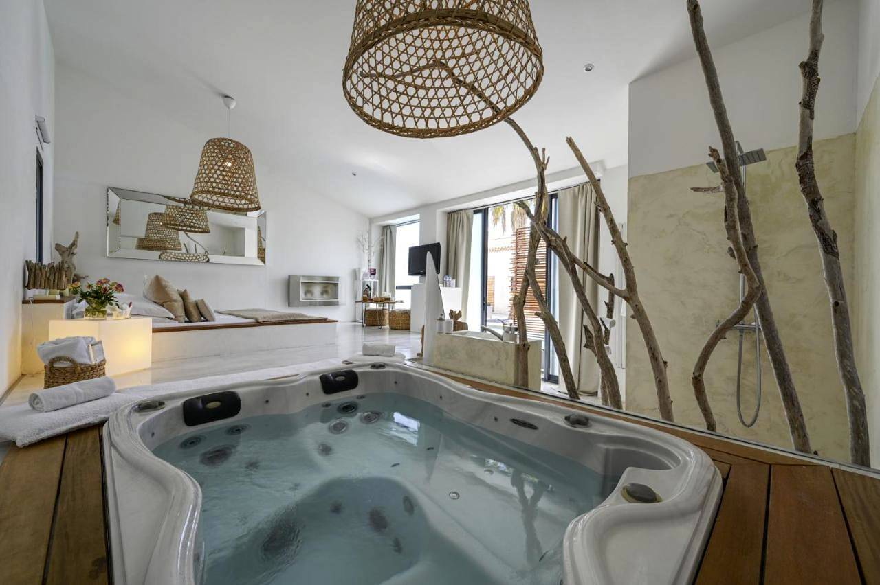 Suite with Hot Tub in Saint-Laurent-d'Aigouze, Côte d'Améthyste
