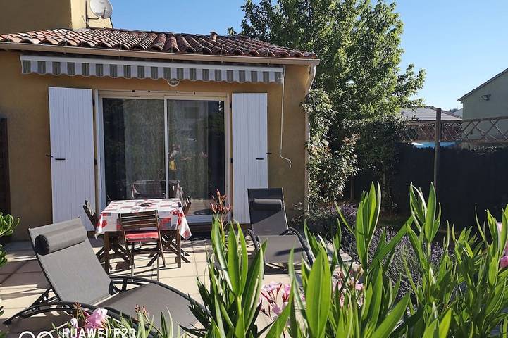 Gîte pour 4 personnes, avec terrasse et jardin