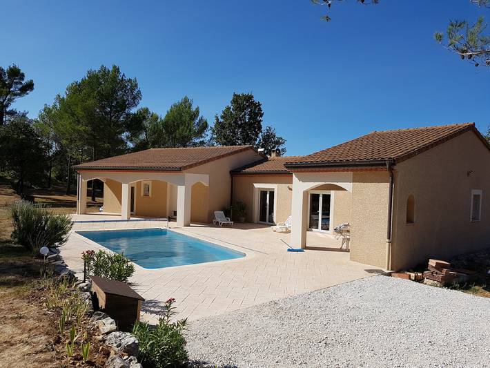 Location de vacances pour 8 personnes, avec Terrasse ainsi que Jardin et Piscine à Signes
