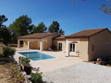 Gîte pour 8 personnes, avec jardin ainsi que piscine et terrasse à Signes