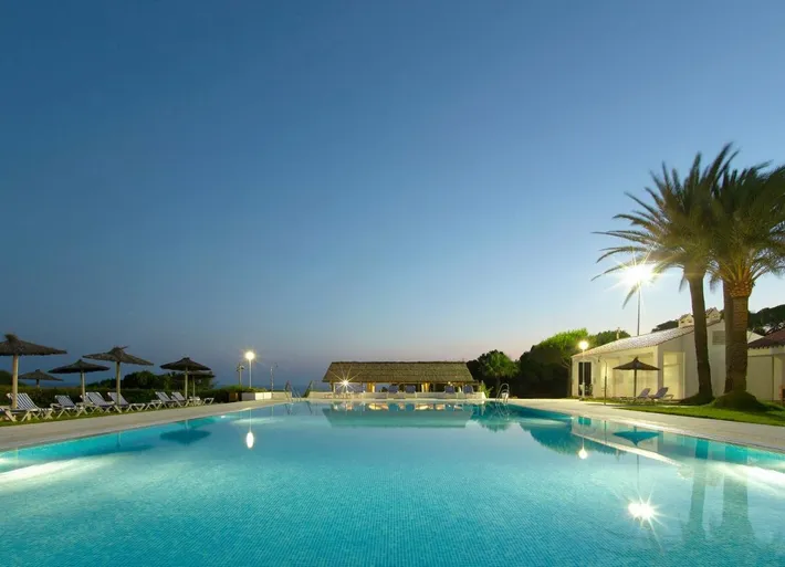 Hotel para 2 personas, con jacuzzi y piscina además de jardín y sauna - 1