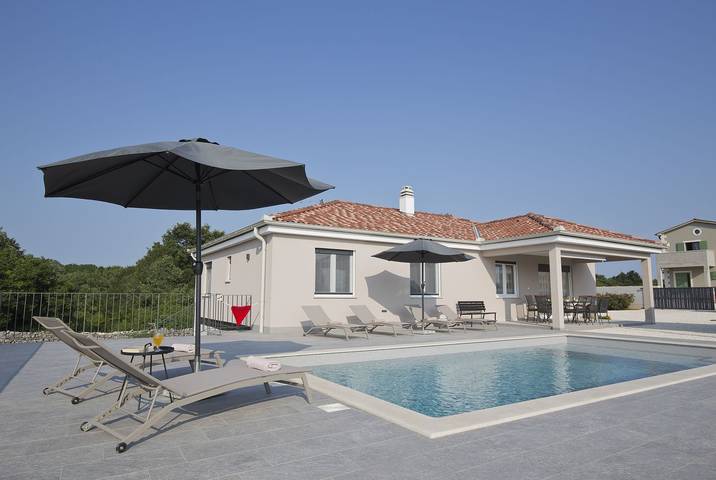 Ferienhaus für 6 Personen, mit Terrasse und Garten sowie Pool in Burići