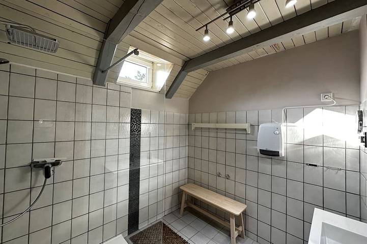 Kinderfreundliches reetgedecktes Ferienhaus auf gr. Naturgrundstück von privat in Sønderstrand, Tagholm
