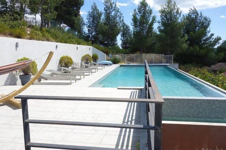 Location de vacances pour 8 personnes, avec terrasse et jardin dans Office De Tourisme De La Cadiere D Azur