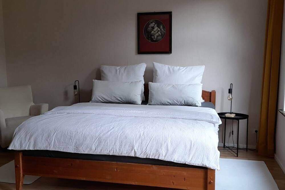 Ganze Wohnung, Hübscher Wohnen-Geräumige Ferienwohnung im Gutshaus nahe Saale und Elbe in Calbe (Saale), Elbe-Börde-Heide