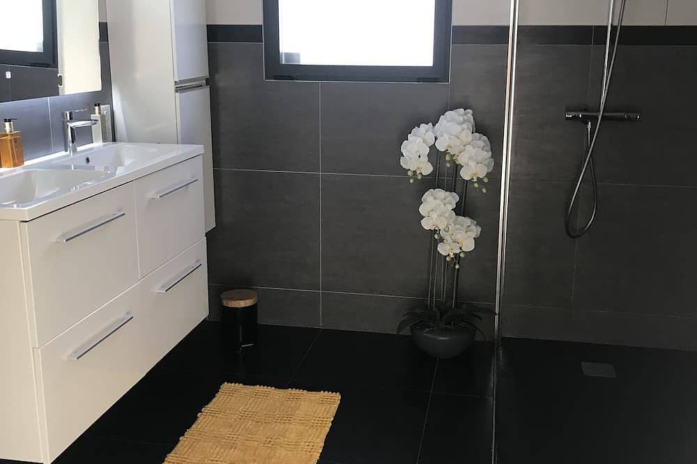Villa de Plain-pied Avec Jacuzzi à Deux pas de la mer et du Centre Ville in Ploufragan, Côte de Goëlo