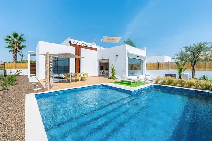 Chalet para 6 personas, con piscina además de vistas y terraza en Los Alcázares