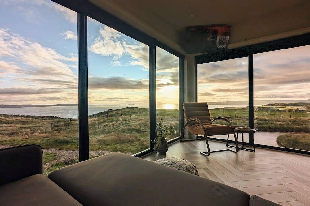 Cliff Top Retreat with Private Hot tub (Cab2) in County Antrim