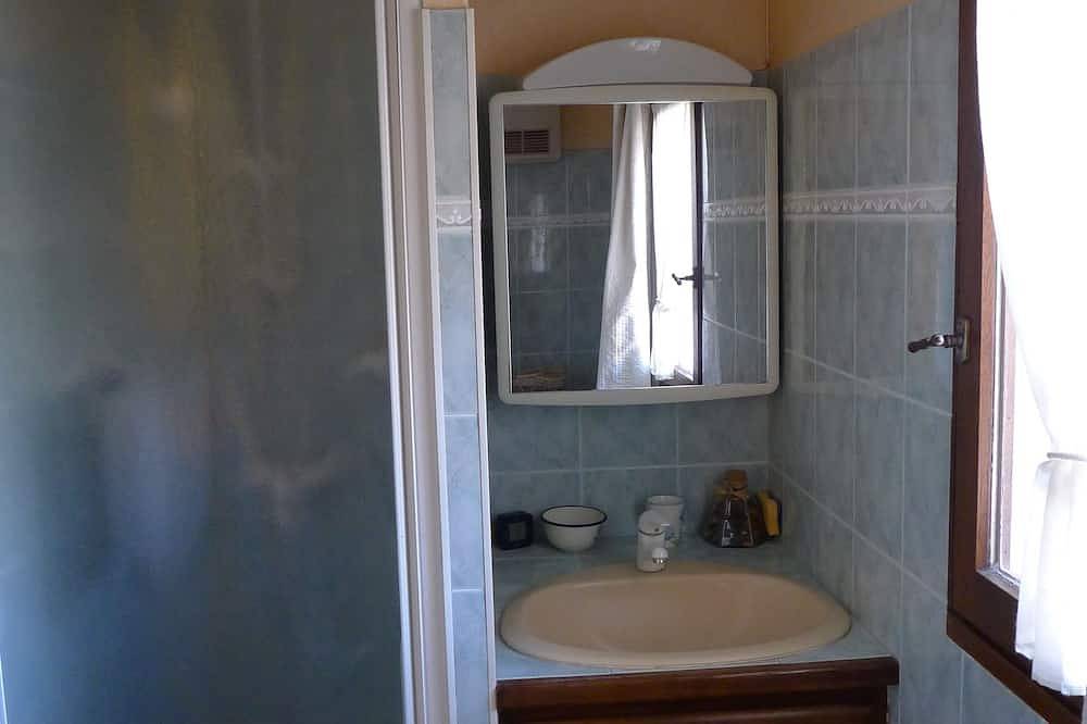 Appartement entier, T2 avec terrasse, jardin et Wifi entre parc du Luberon et parc du Verdon in Sainte-Tulle, Parc naturel régional du Luberon
