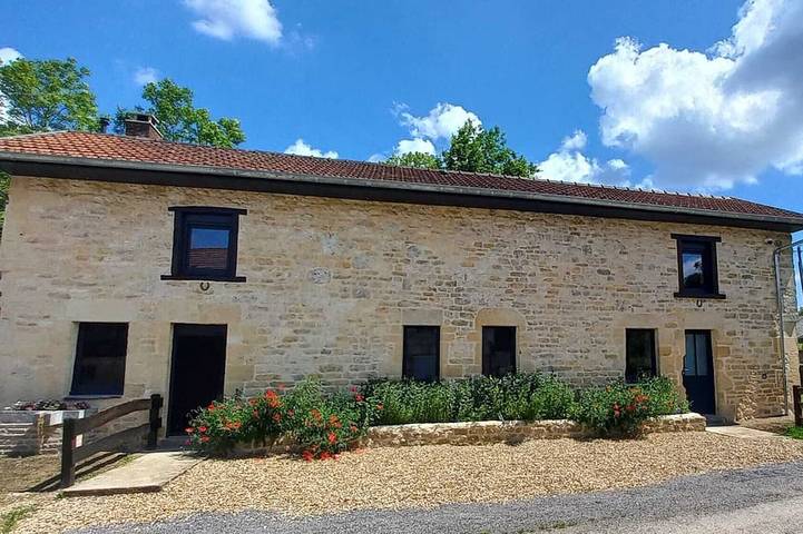 Gîte pour 6 personnes, avec terrasse ainsi que jardin et jacuzzi dans Vaux-Montreuil