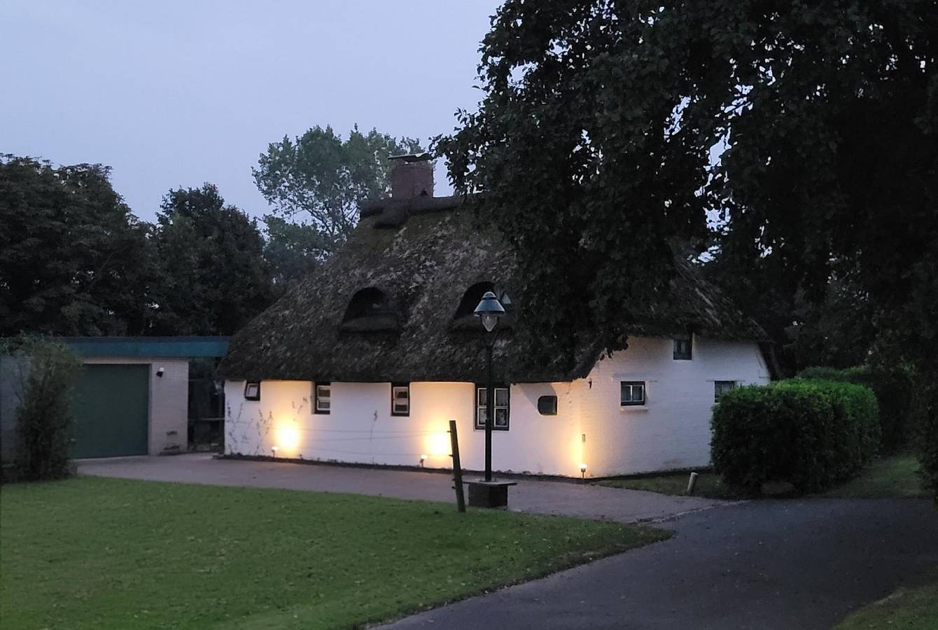 Kleines historisches  Reetdachhaus auf altem Deich in Helse, Dithmarschen