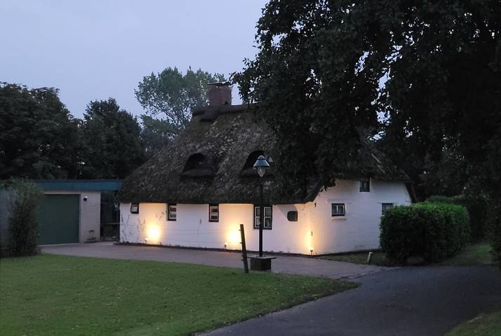 Kleines historisches  Reetdachhaus auf altem Deich in Helse, Kreis Dithmarschen