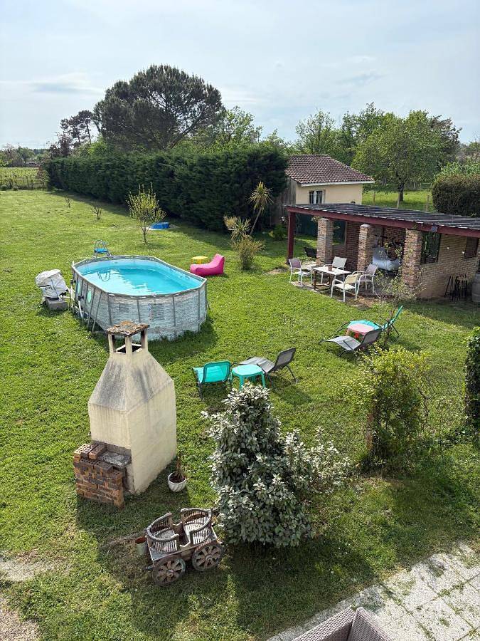Location de vacances pour 4 personnes, avec piscine et jardin à Saint-Médard-de-Guizières