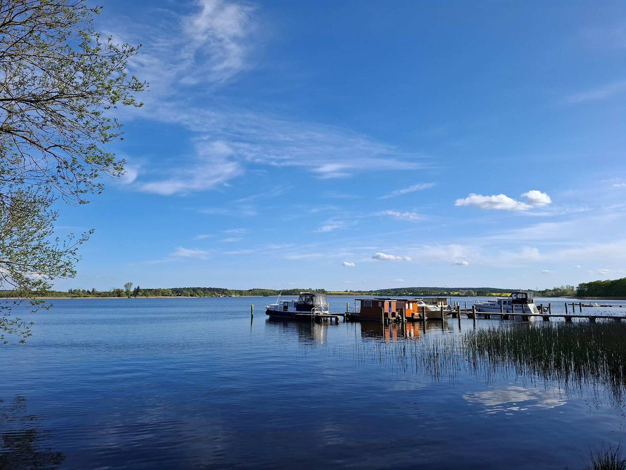 Hausboot 'Helena' mit Blick auf den See in Wesenberg, Mecklenburg-Strelitz