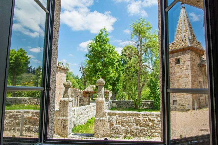 Gîte pour 24 personnes, avec Balcon et Jacuzzi ainsi que Terrasse et Jardin