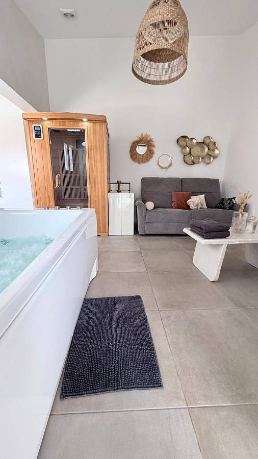 Location de vacances pour 2 personnes, avec Jacuzzi et Terrasse ainsi que Jardin et Sauna à Le Mesnil-Saint-Denis