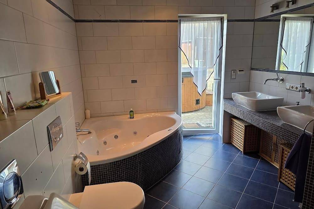 Ganze Wohnung, Ferienwohnung (140qm) mit zwei Schlafzimmern und Whirpool Badewanne in Absberg, Fränkisches Seenland