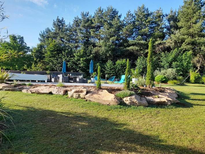 Location de vacances pour 2 personnes, avec Terrasse et Jardin ainsi que Piscine et Vue à Angrie