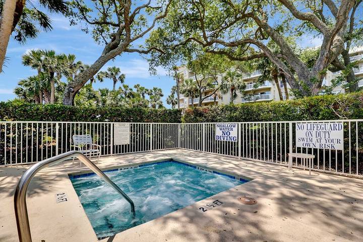 Villa for 6 people, with hot tub and balcony as well as pool and yard in Palmetto Dunes