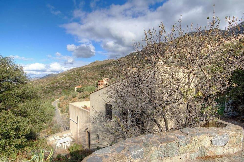 Une vue superbe sur la vallée de l'Ostriconi pour ce gîte situé dans un village typique de Balagne, in Lama, Région de Calvi