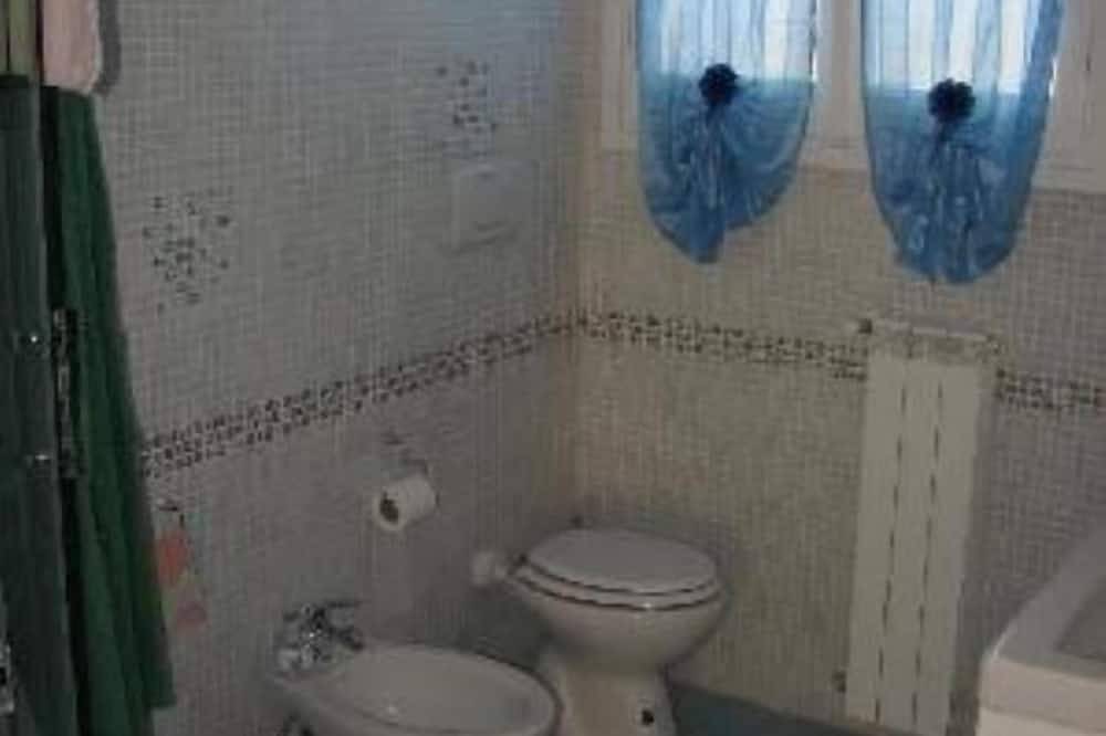 Entire apartment, San Felice Circeo: Charming semi-subsoil apartment in Villa on the sea with direct access to the beach in Torre Olevola, Agro Pontino