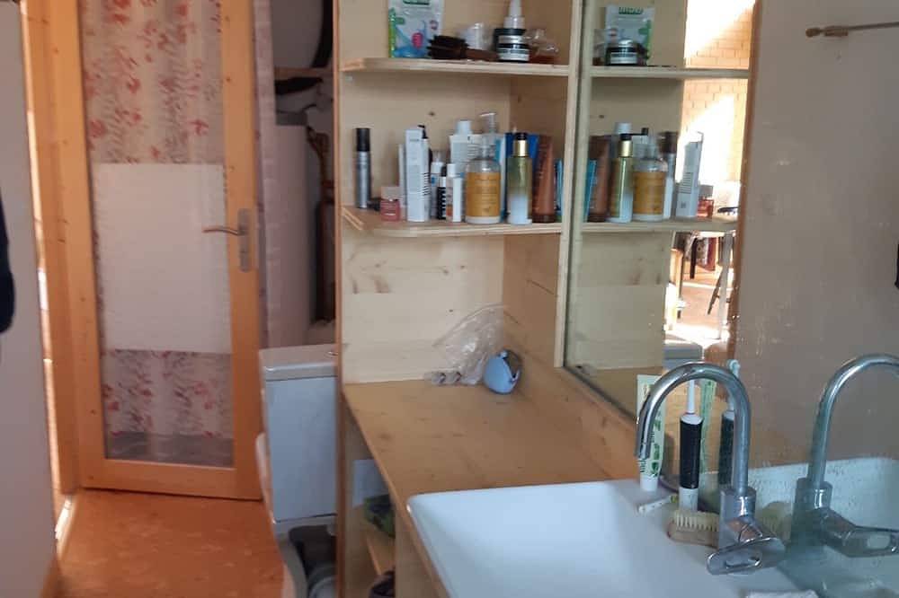 Quiet house in Caen with 2 bedrooms , 2hrs from Paris. Closed garden & terrace in Caen, Région de Caen