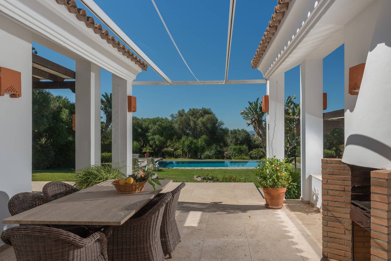 Villa Violeta con piscina, jardín y Wi-Fi in Benalup-Casas Viejas, Costa de la Luz