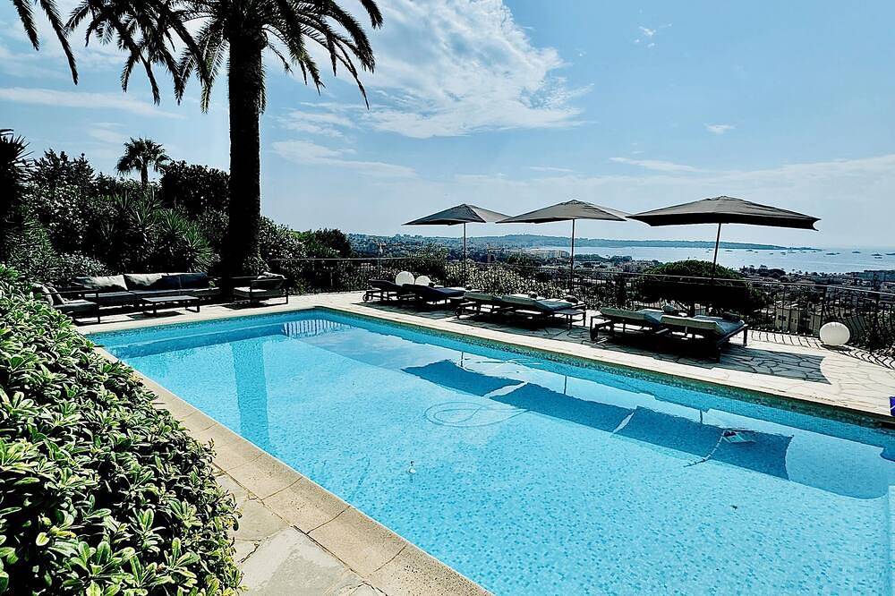 Villa mit Pool , große Terrasse, Hanglage mit Meerblick, Haustiere willkommen in Vallauris, Mittelmeerküste (Frankreich)