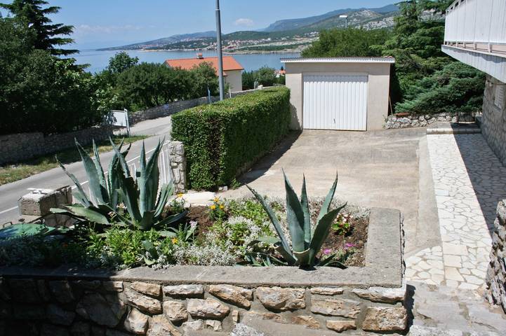 Ganze Wohnung, 1-Zimmer-Ferienwohnung mit Balkon und Meerblick Klenovica, Novi Vinodolski A-5575-a in Klenovica, Primorje-Gorski Kotar