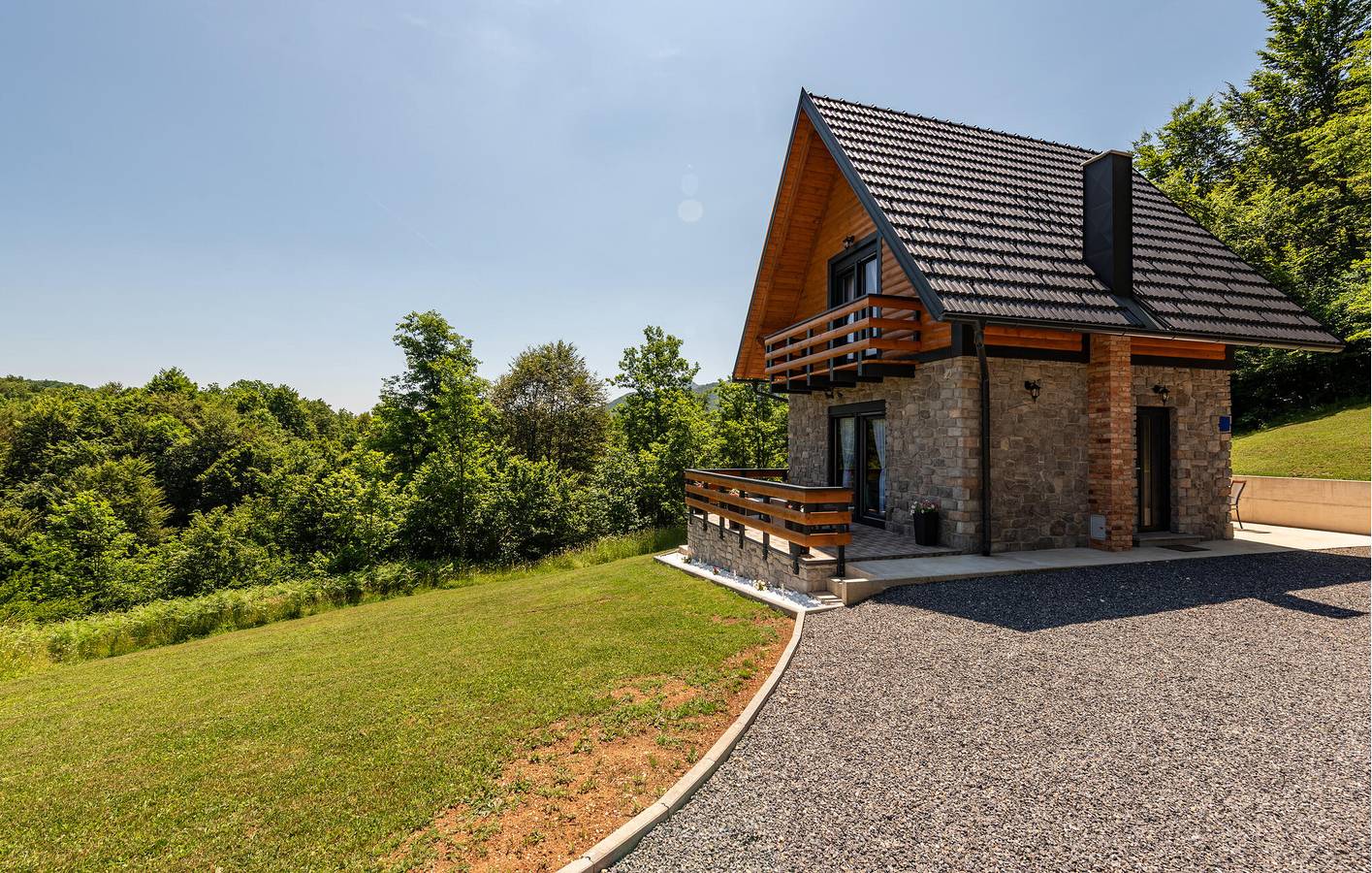 Charmante Ferienwohnung mit WLAN, Klimaanlage, Parkplatz, Terrasse und Grill in Prozor, Lika-Senj