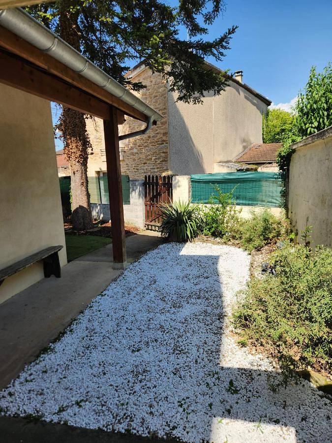 Location de vacances pour 4 personnes, avec vue et jardin, animaux acceptés à Villemoirieu - 3