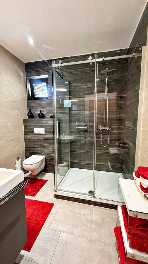Modern house with heated pool, 20 minutes from the center of Prague in Prag, Mittelböhmen