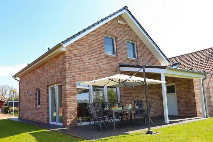 Filter.hub_sauna.vacation_home für 7 Personen, mit Whirlpool und Terrasse sowie Garten und Sauna in Walchum