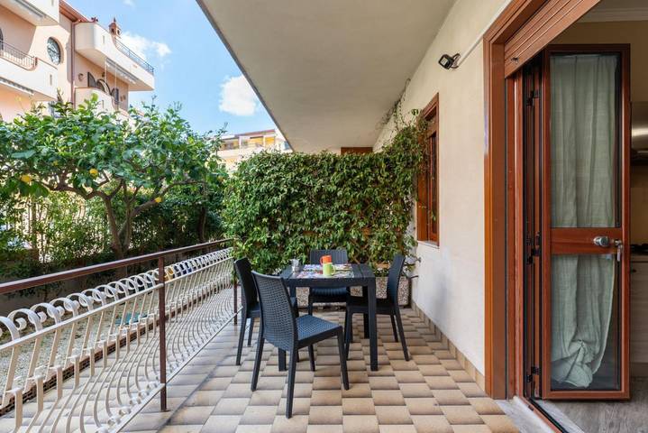 Appartamento intero, Guesthost - Lemon Tree Apartments Casa Blu in Giardini-Naxos, Provincia di Messina